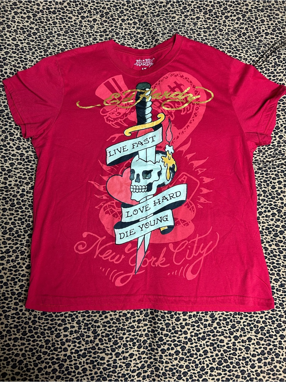 Ed Hardy men’s Pink-Red Graphic Tee with Skull & Dagger Print